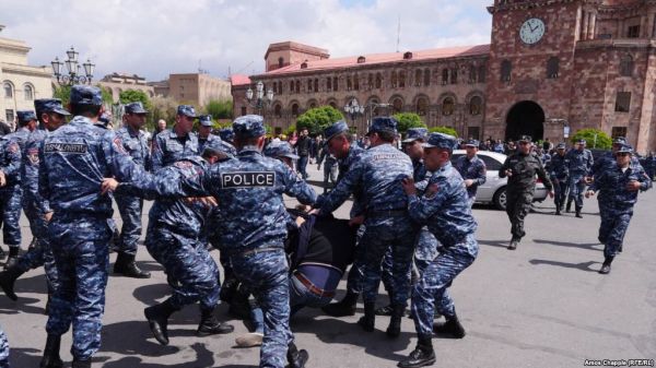 Полиция разгоняет участников «бархатной революции» в Армении