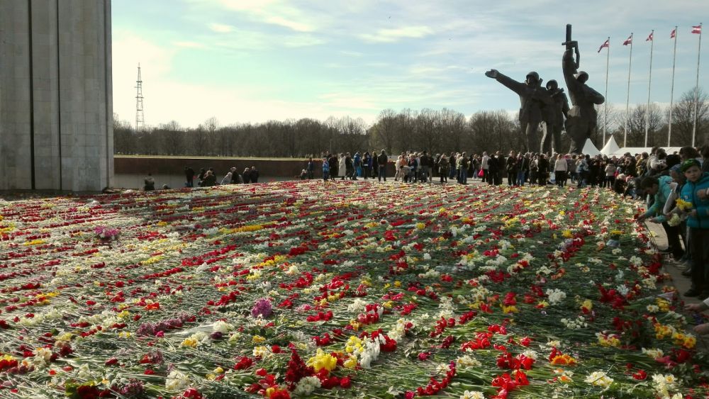 Море цветов 9 мая в Риге у памятника Освободителям.