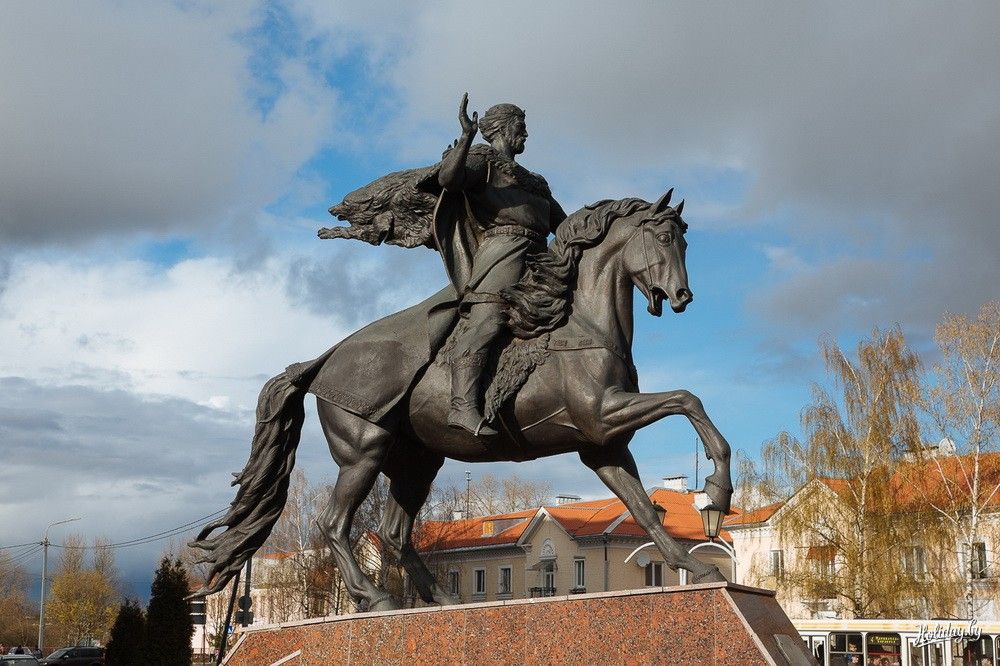 Памятник князю Всеславу в Полоцке