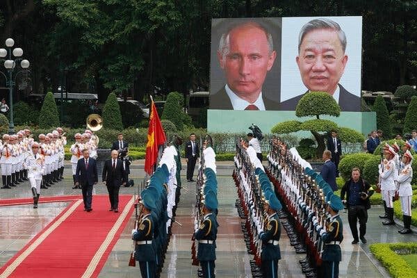В. Путин и президент СРВ То Лам у президентского дворца в Ханое