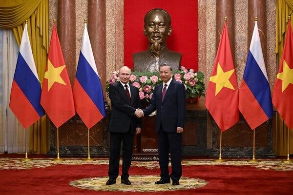 В. Путин с вьетнамским коллегой То Ламом в президентском дворце в Ханое