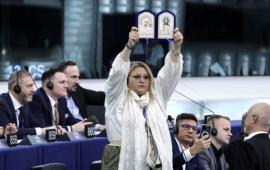 Европарламентарий от Румынии Диана Шошоакэ назвала Европарламент домом сатаны, в котором сидят черти и обвинила Брюссель в уничтожении Румынии путём предоставления вооружённой помощи Украине. 